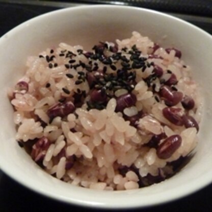 小豆がまだまだあったので作ってみたよ～。米ともち米2合ずつの4合で炊いてみたよ。写真ではわかりづらいけど着色したような鮮やかな色になったよ～おいしかった^^